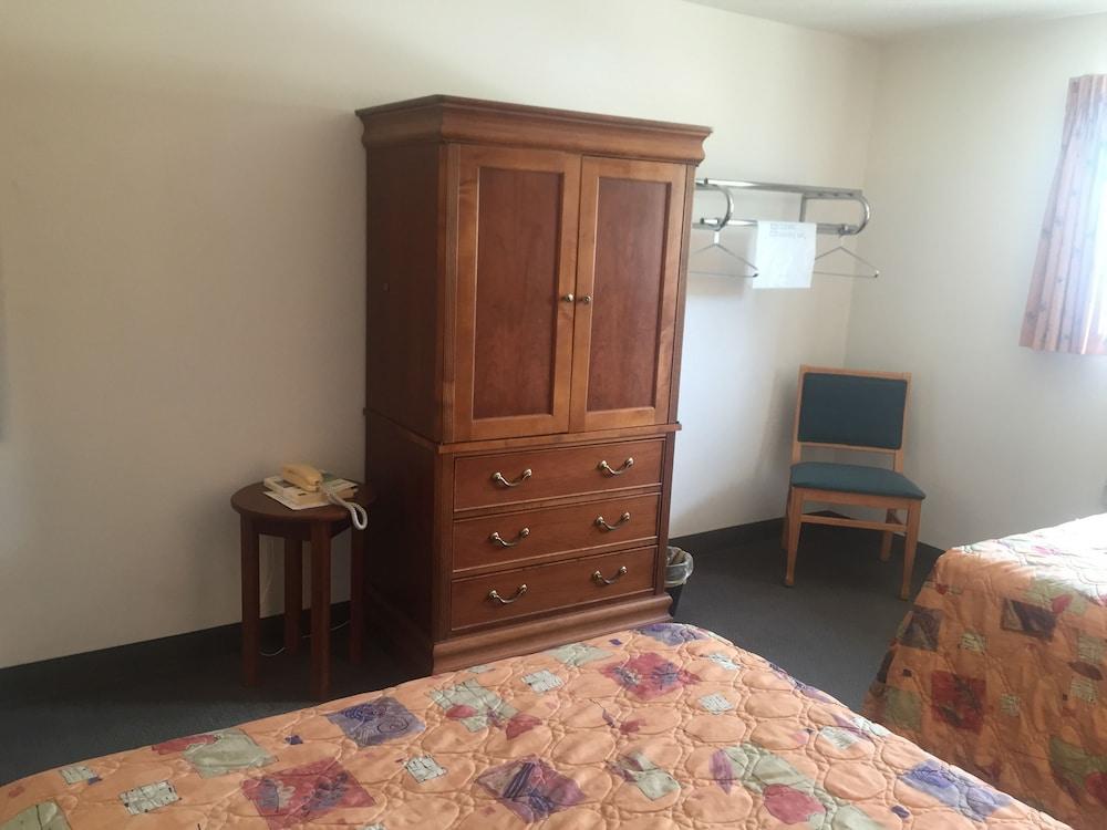 Midway Budget Inn photo 4