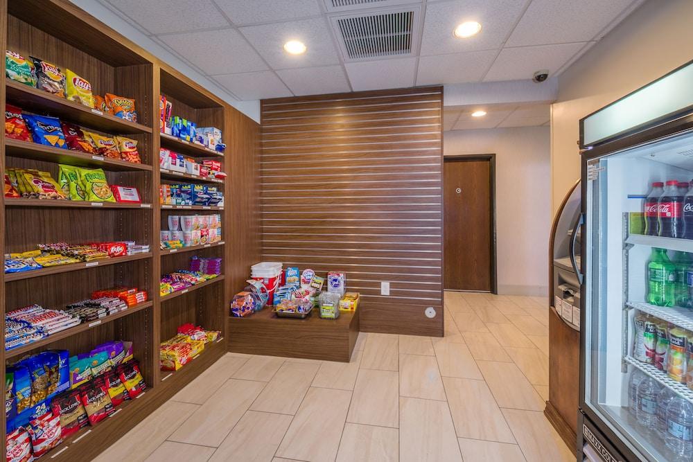 Holiday Inn Express Hotel & Suites Phoenix-Airport by IHG photo 2