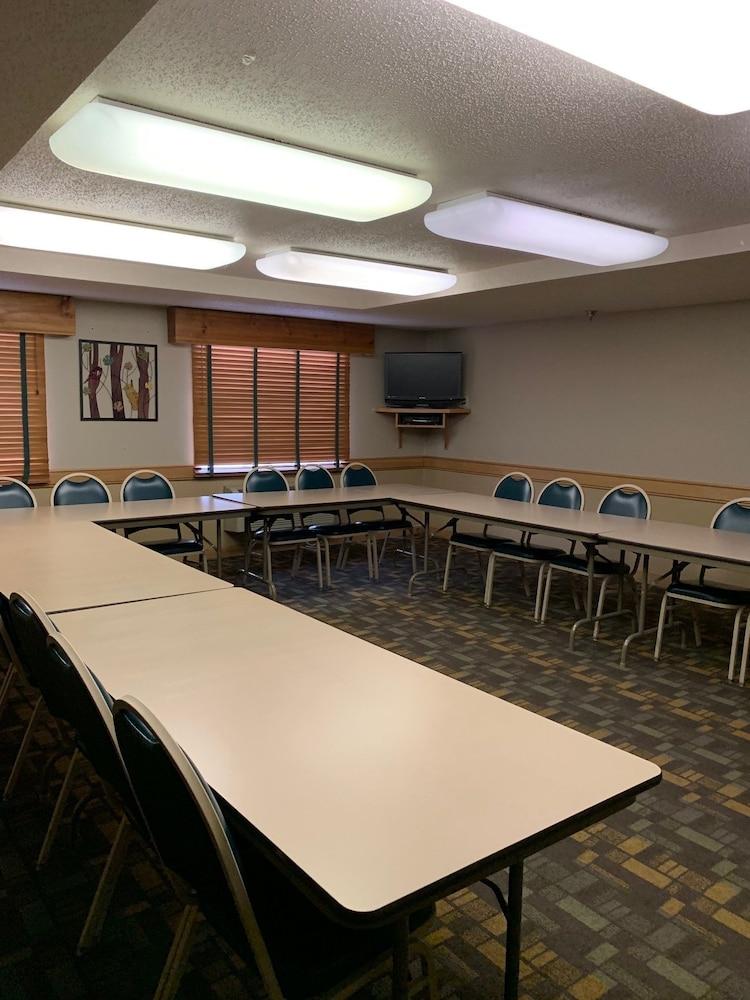AmericInn by Wyndham Hampton photo 13