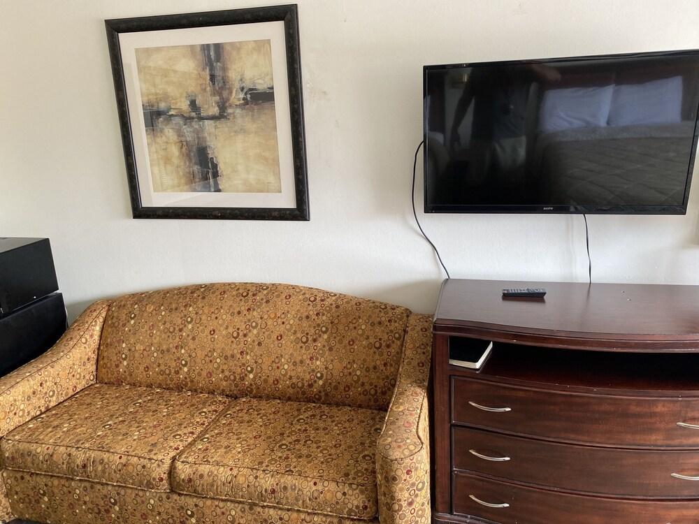 American Inn and Suites photo 3