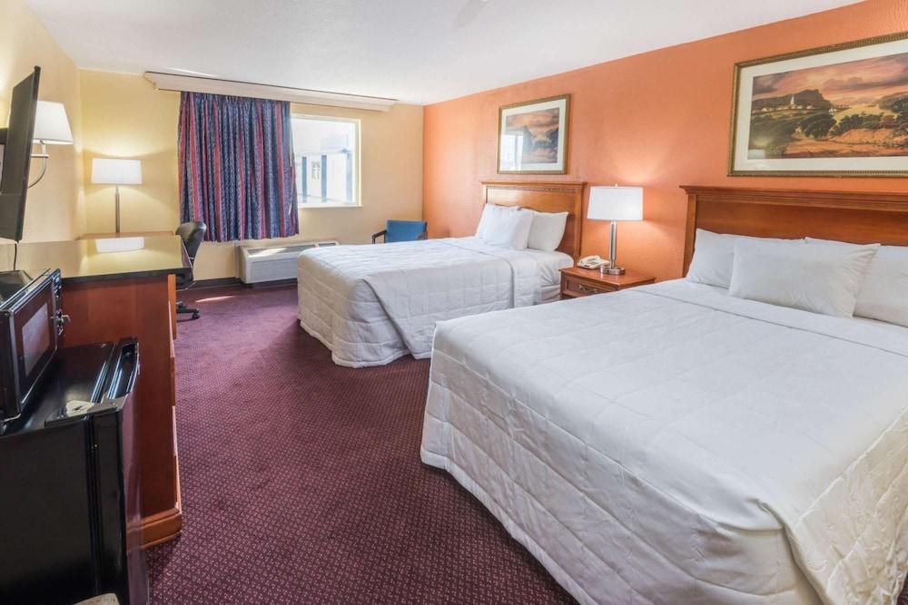Columbus Grand Hotel & Banquet Center photo 10