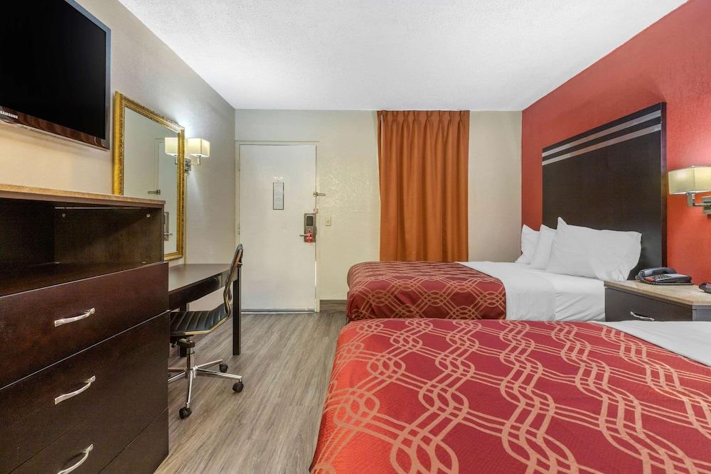 Econo Lodge Columbia Fort Jackson photo 13
