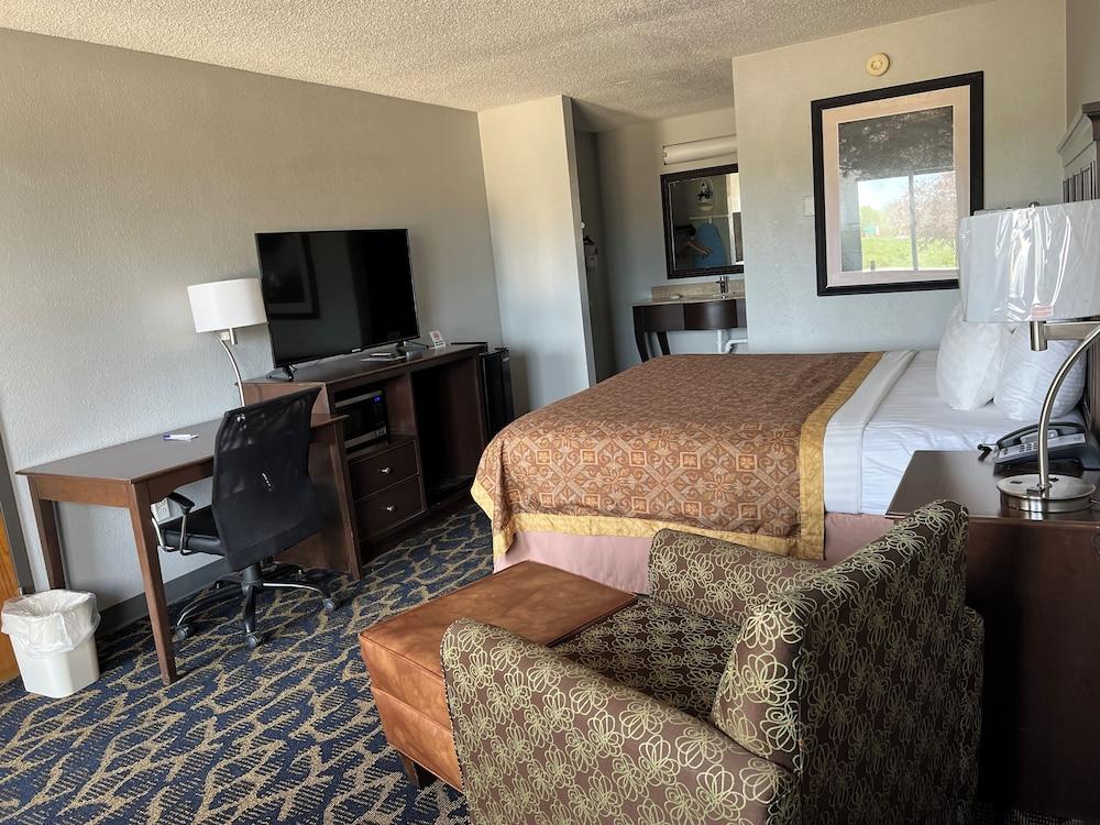 Greenlight Inn & Suites photo 2