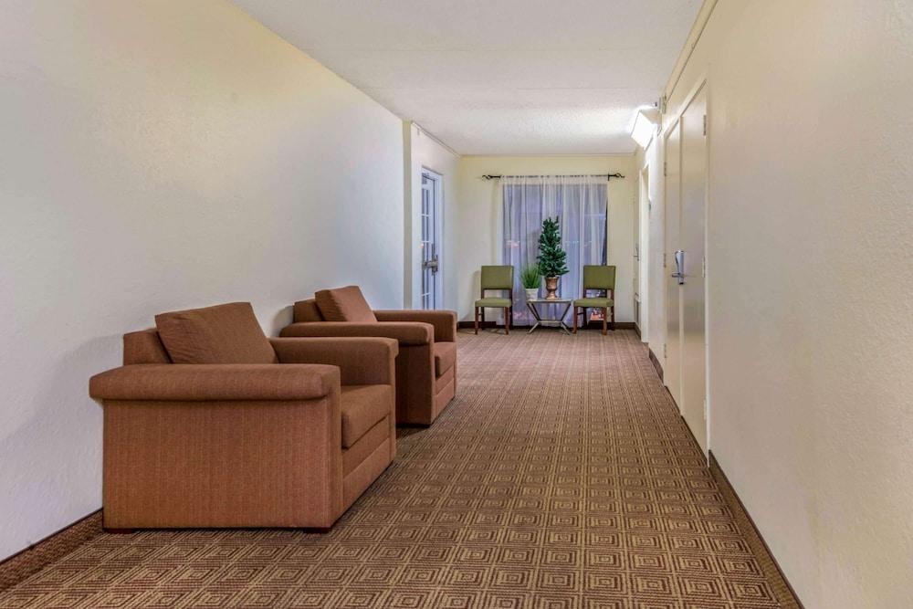 Townhouse Garden Inn & Suites San Antonio I 35 photo 4