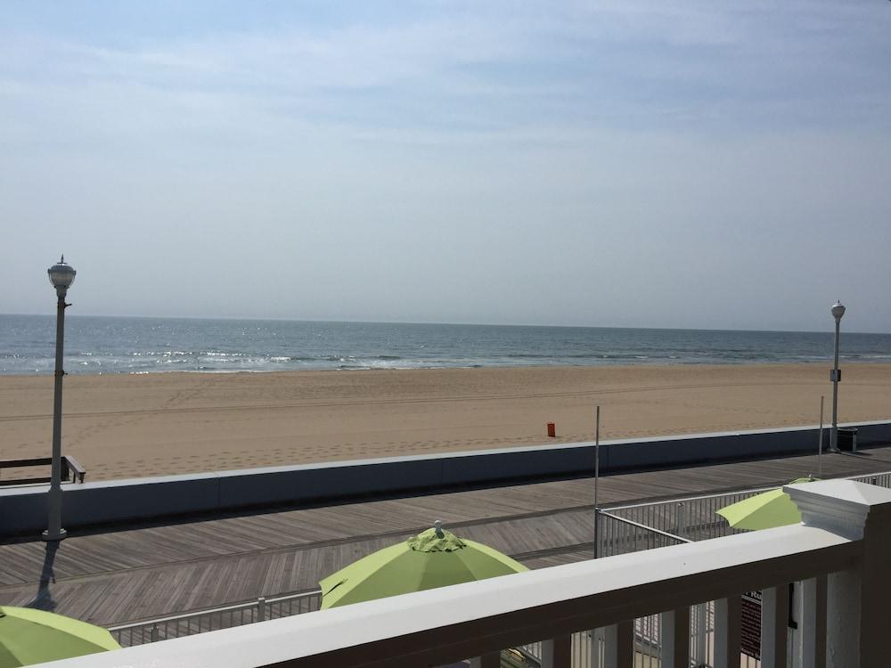 Fish Tales Boardwalk Inn photo 27