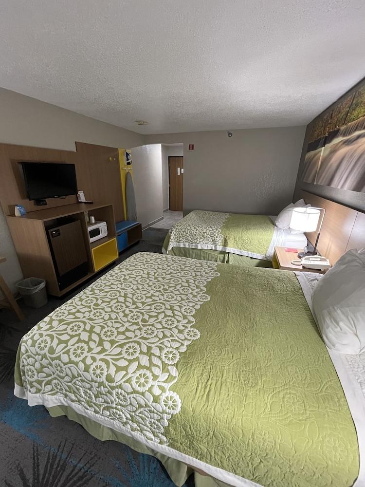 Days Inn by Wyndham Alpena photo 8