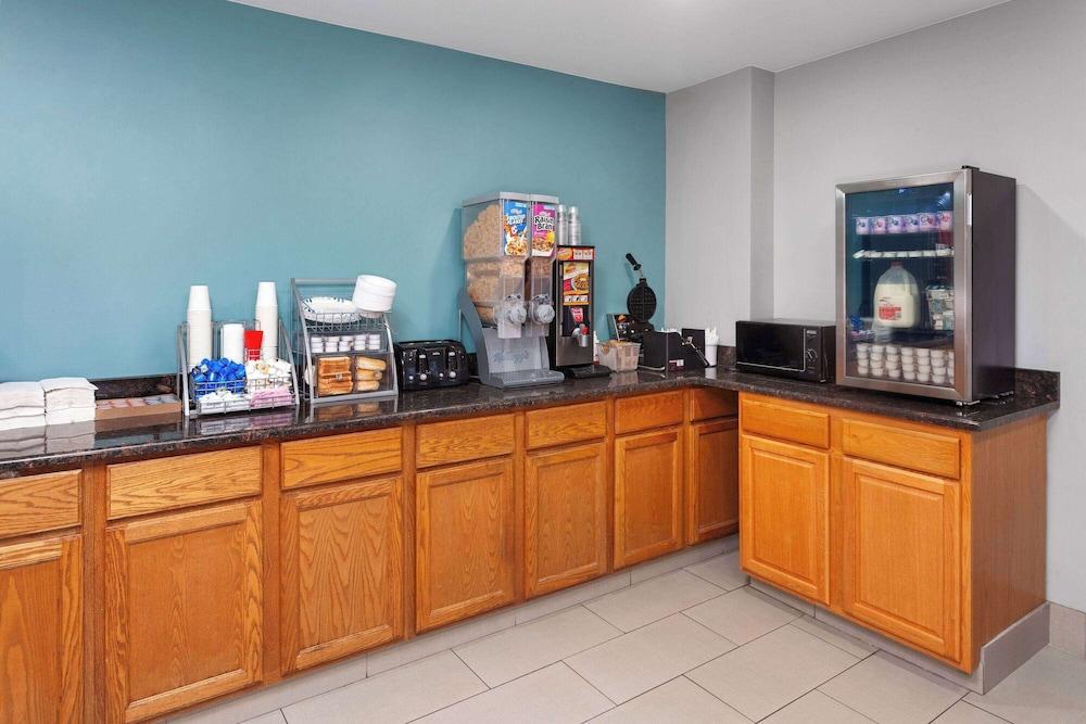 Super 8 by Wyndham McHenry/Fox Lake Area photo 23