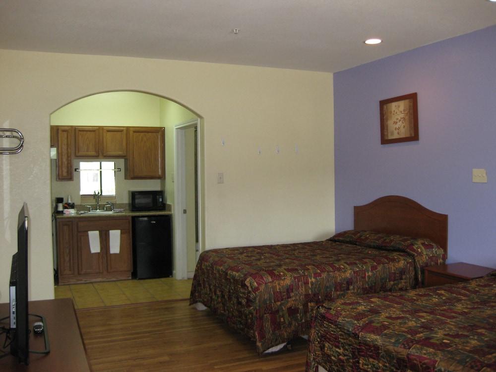 Scottish Inn and Suites photo 10