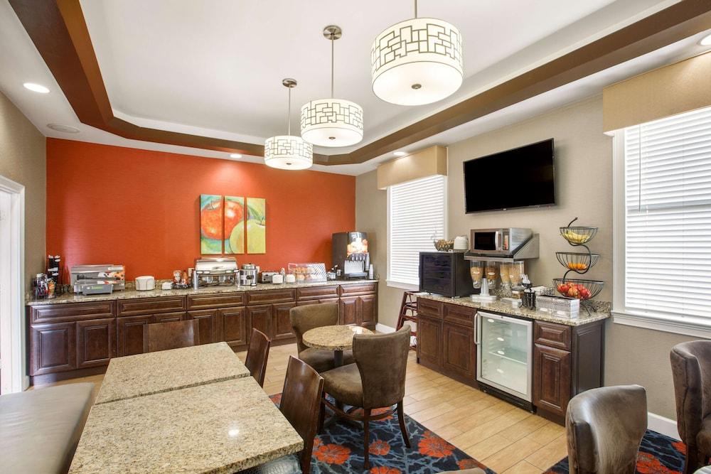 Clarion Pointe Morrow - Atlanta South photo 23