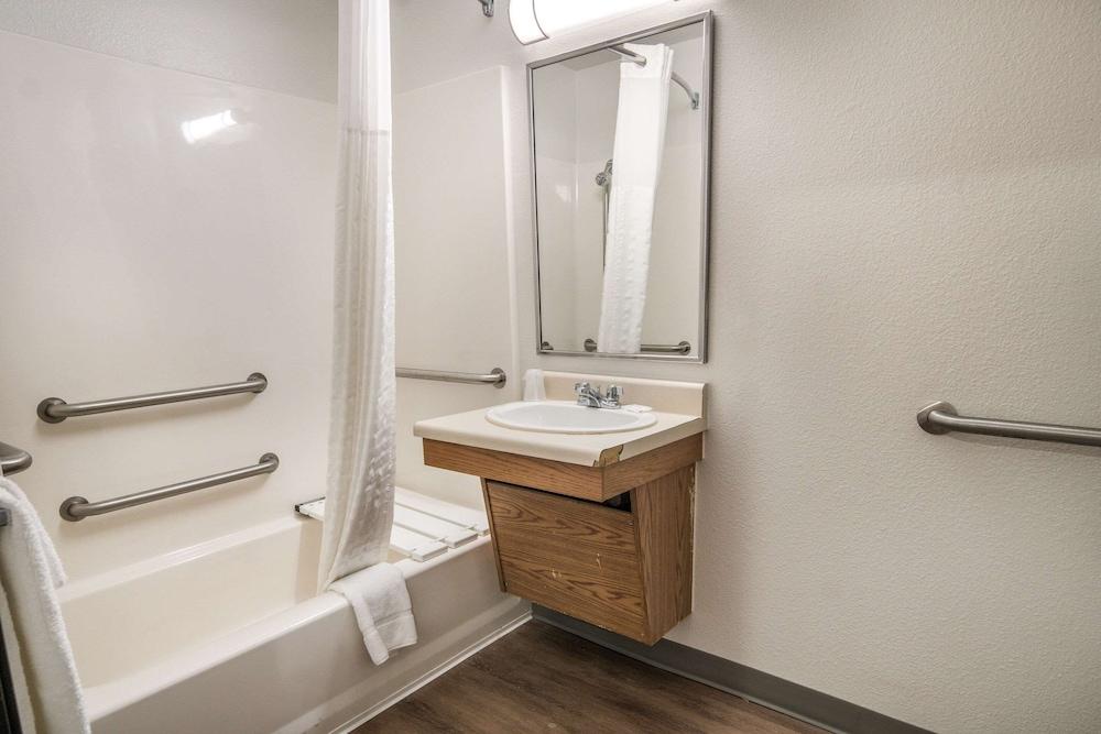 WoodSpring Suites Denton photo 32