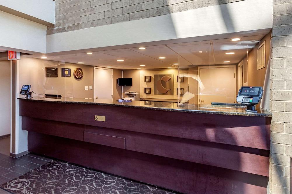 Comfort Suites Oakbrook Terrace near Oakbrook Center photo 3