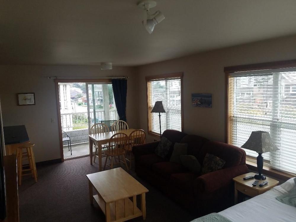 Sea Breeze Court photo 8