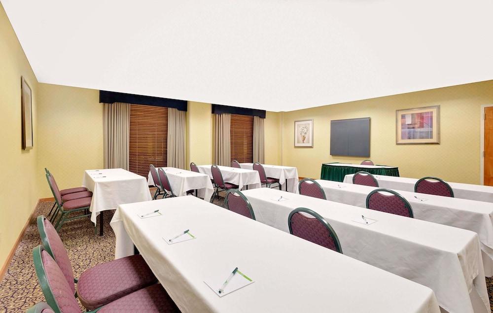 Wingate by Wyndham - Destin FL photo 17