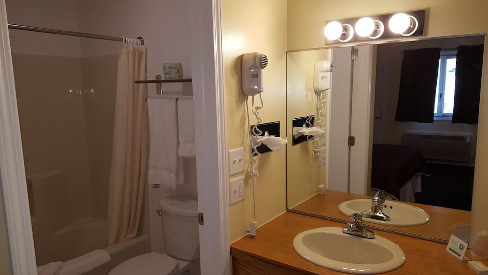 Captain's Quarters Motel photo 18