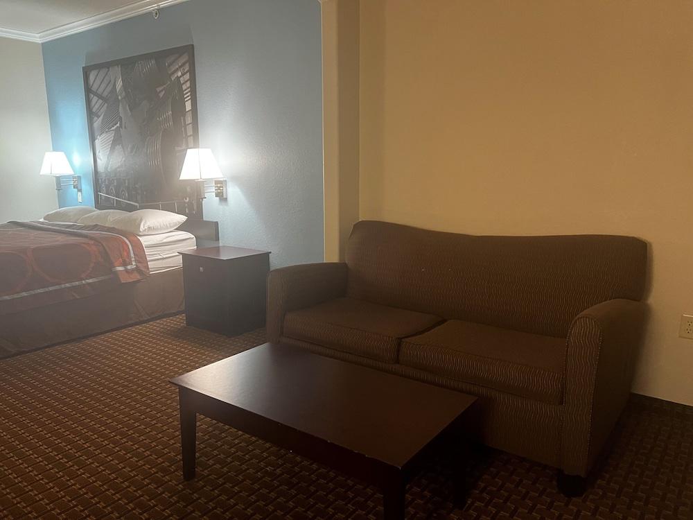 Super 8 by Wyndham IAH West/Greenspoint photo 7
