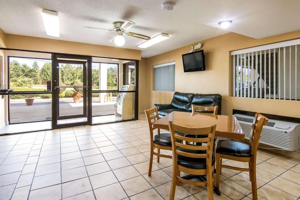 Rodeway Inn & Suites photo 57