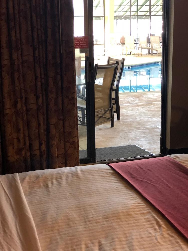 Express Suites Riverport Inn & Suites photo 35