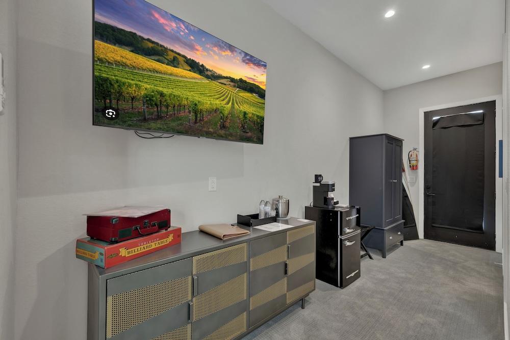 The Bentley Hotel - Sinatra Room - Hill Country View photo 28