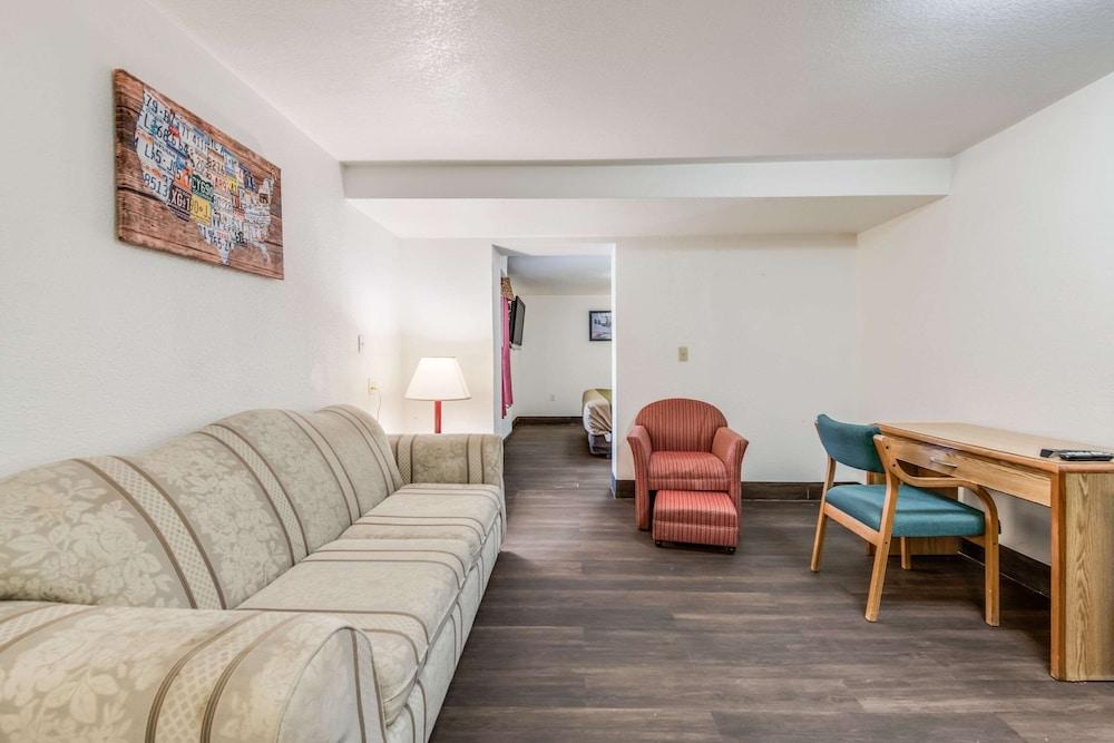 Econo Lodge Truman Inn photo 3