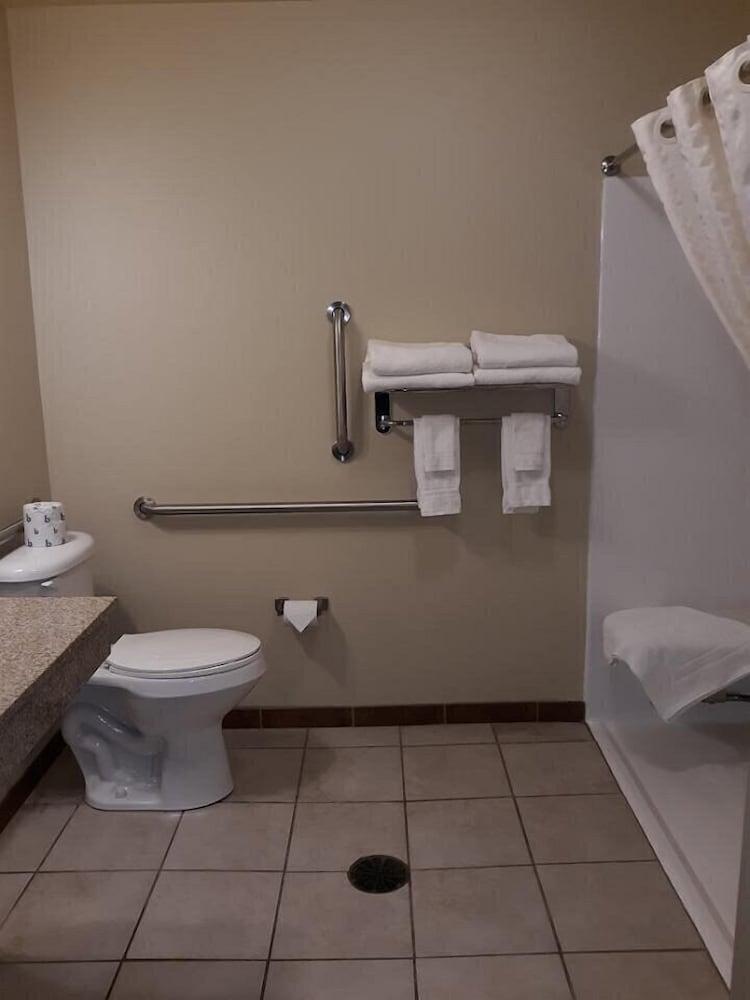 Cobblestone Inn & Suites photo 8