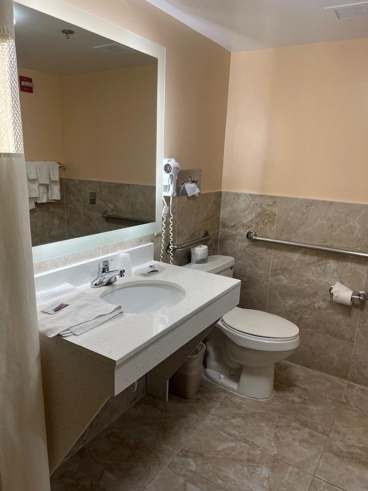 All Seasons Inn & Suites photo 6