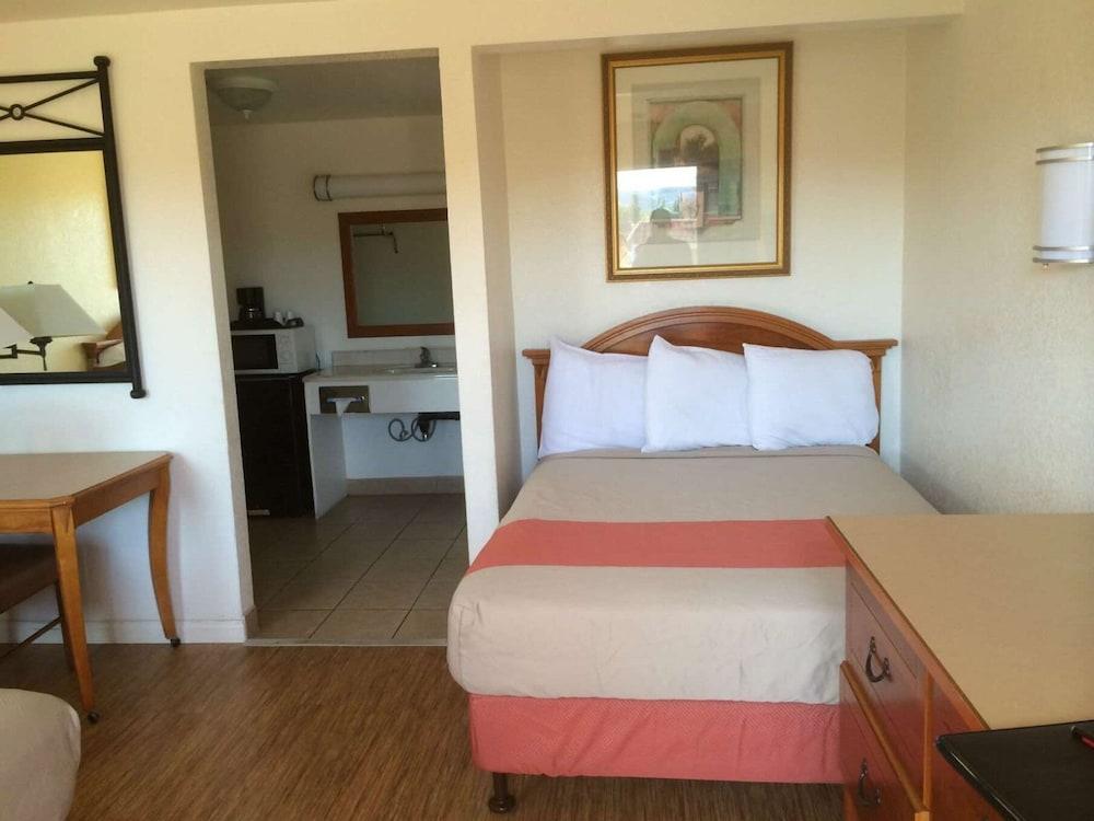 Vagabond Inn Hemet photo 11