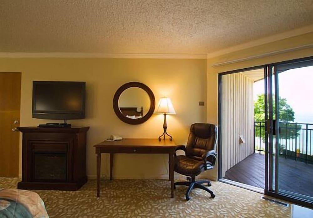 Weathervane Terrace Inn and Suites photo 7