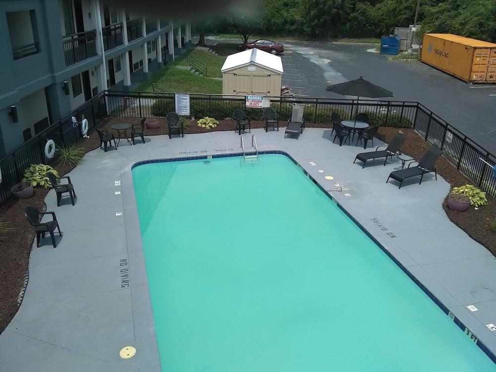 Clarion Pointe - Greensboro Coliseum Area photo 29