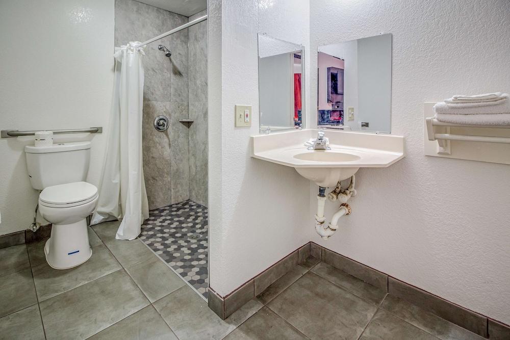 Motel 6 Conroe, TX photo 22