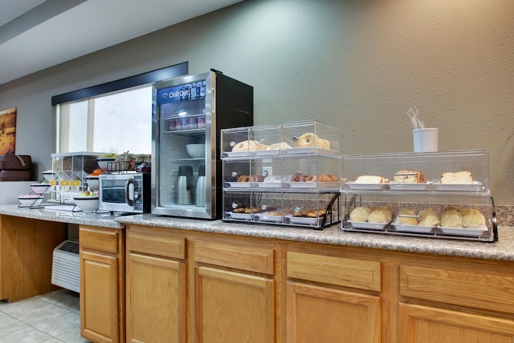 EverSpring Inn & Suites photo 33