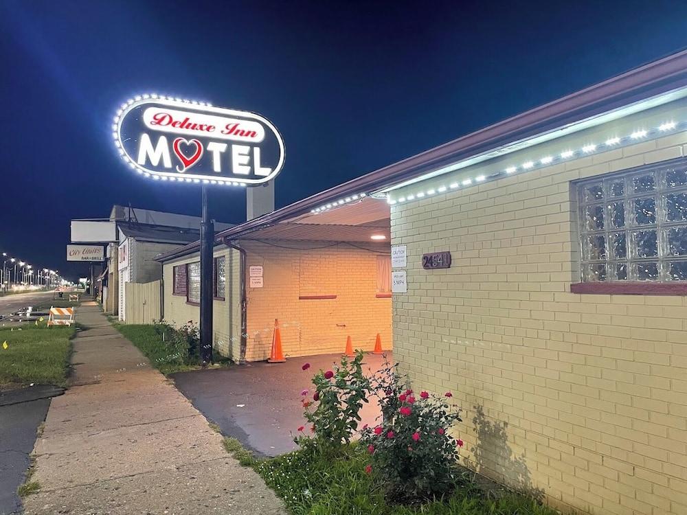 Deluxe Inn Motel photo 10