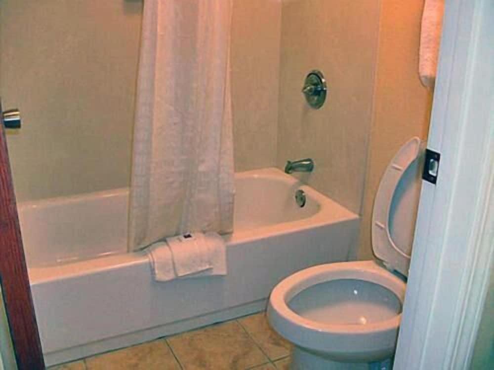 Rodeway Inn & Suites photo 48