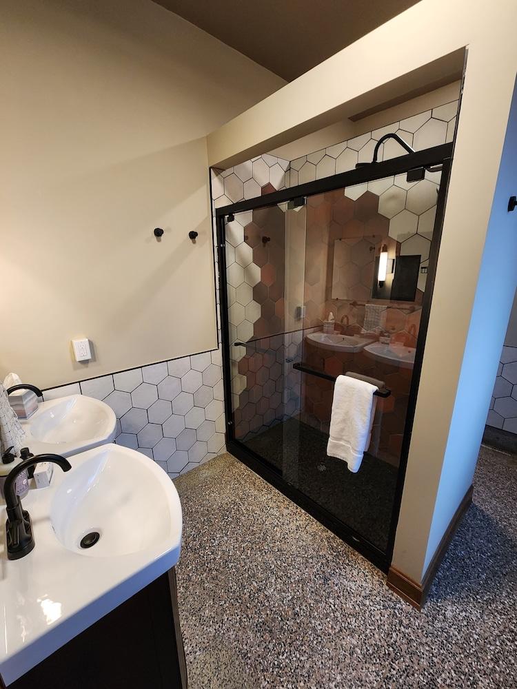 The Lodge Luxury Suites photo 51