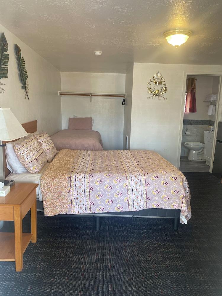 Holiday Motel photo 17