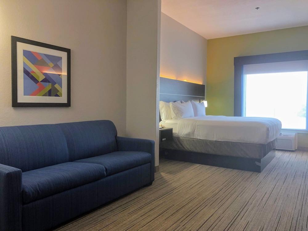 Holiday Inn Express & Suites Hearne by IHG photo 26