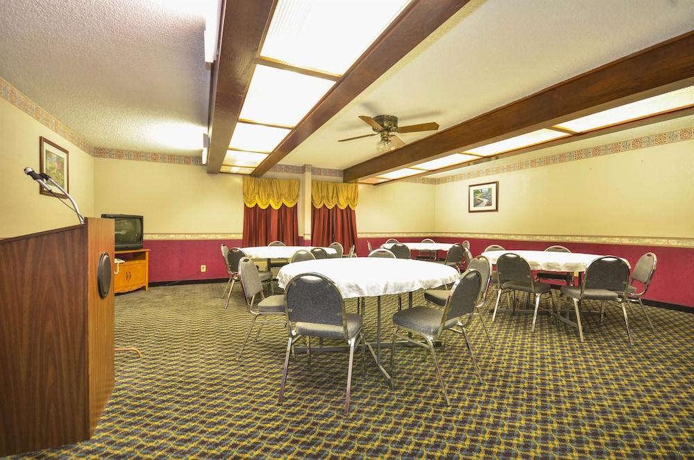 Days Inn by Wyndham Southern Hills/ORU photo 76
