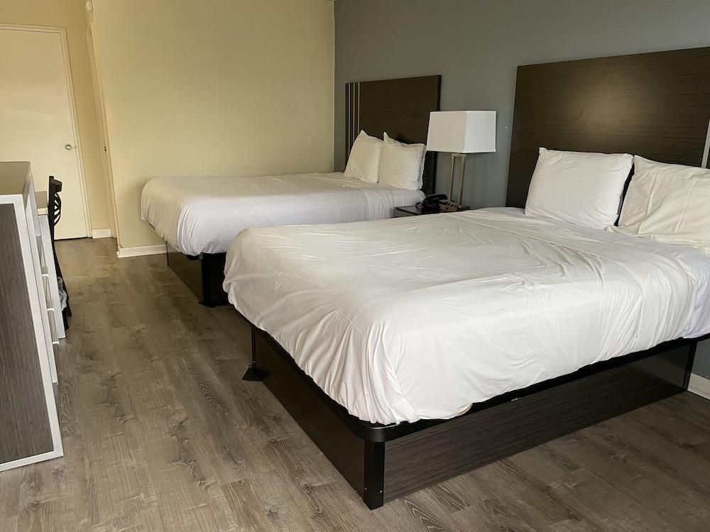 Red Carpet Inn & Suites photo 13