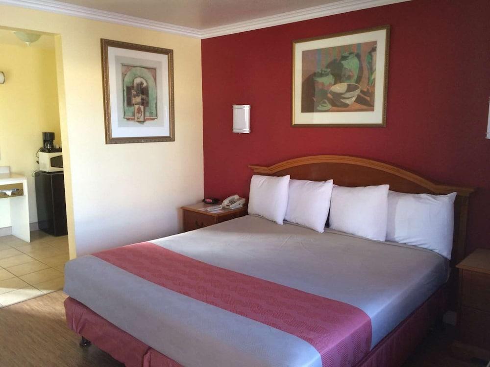 Vagabond Inn Hemet photo 18