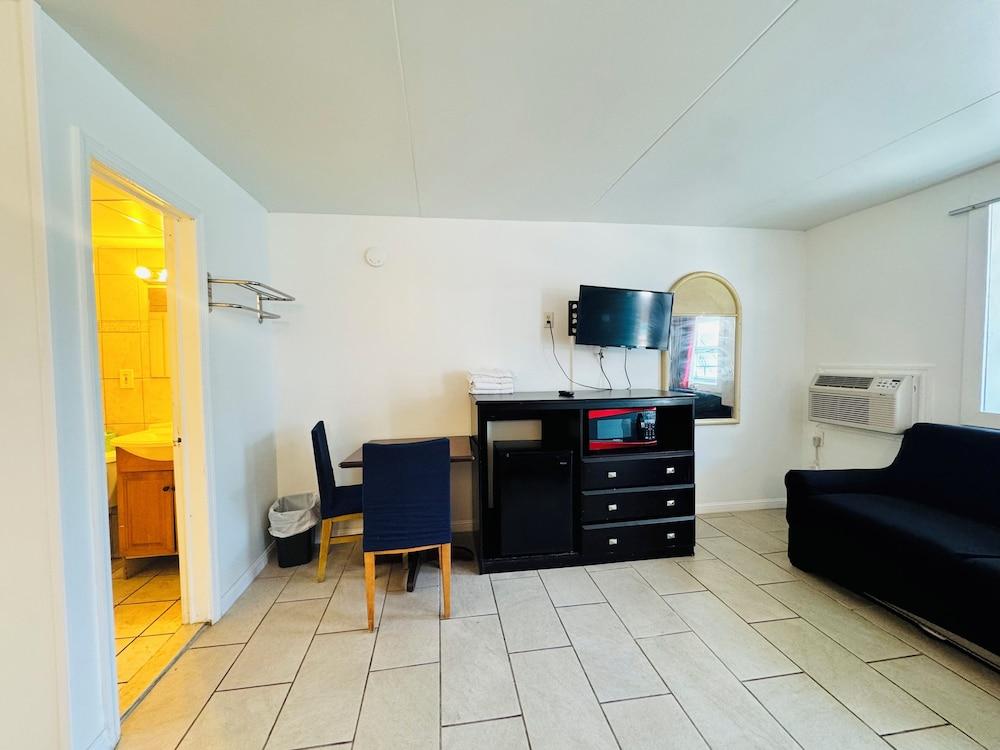 Skyview Manor Motel photo 57