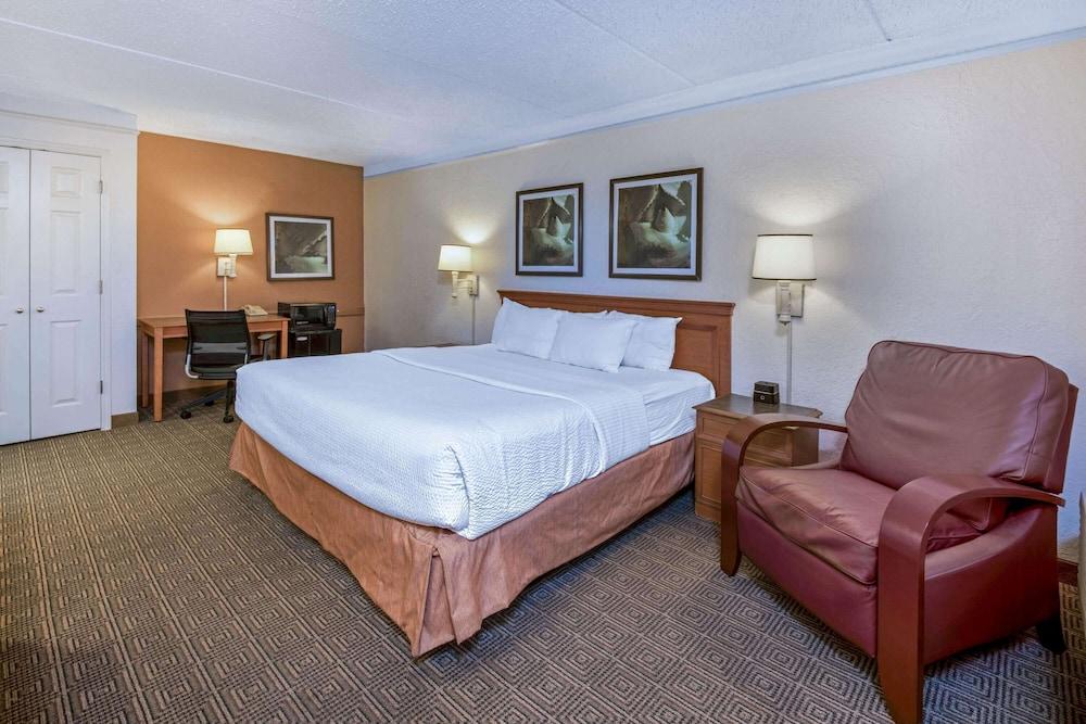 Townhouse Garden Inn & Suites San Antonio I 35 photo 7
