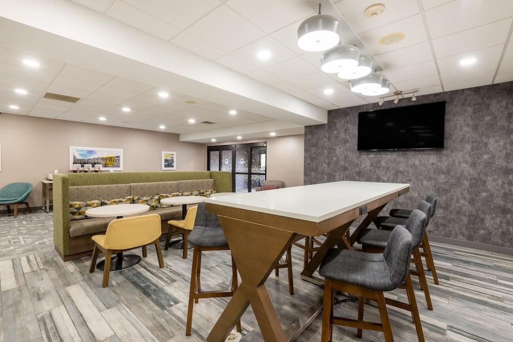 Hampton Inn Belle Vernon photo 30