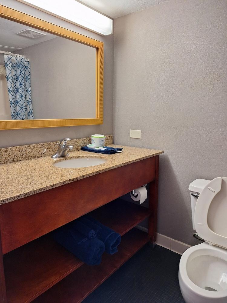 Madison Inn and Suites photo 14