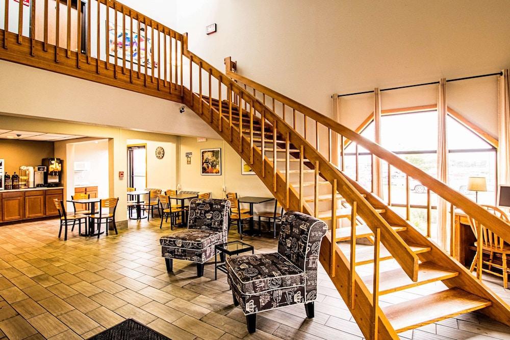 Econo Lodge Watertown photo 2