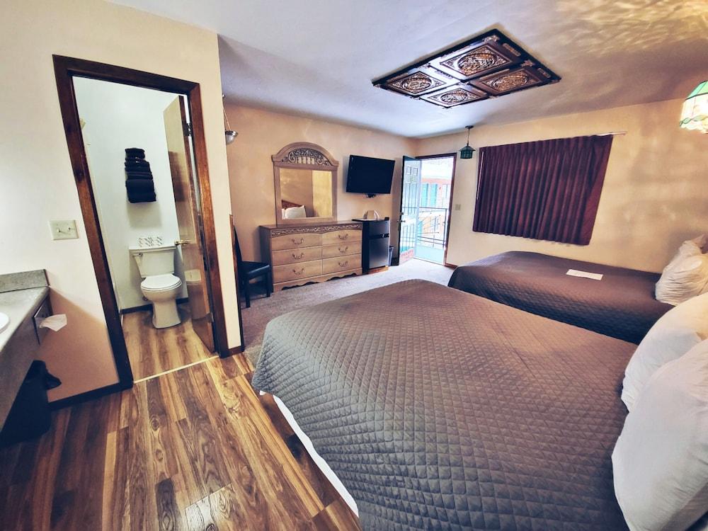 Cedar Wood Inn photo 28