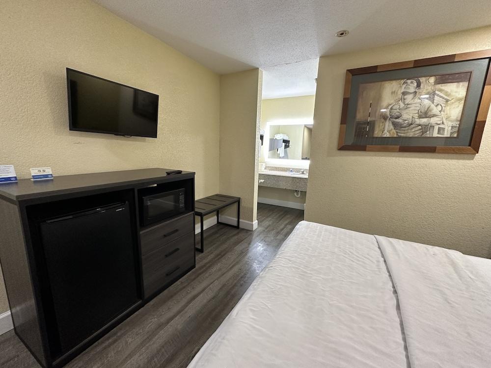Rodeway Inn & Suites Highway 290 Northwest photo 6