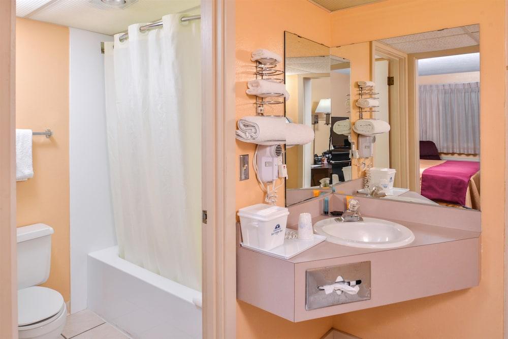 Americas Best Value Inn Ellsworth photo 9