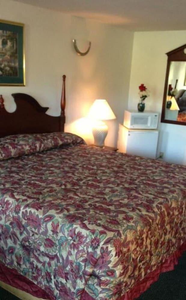 Catalina Airport Motel photo 9