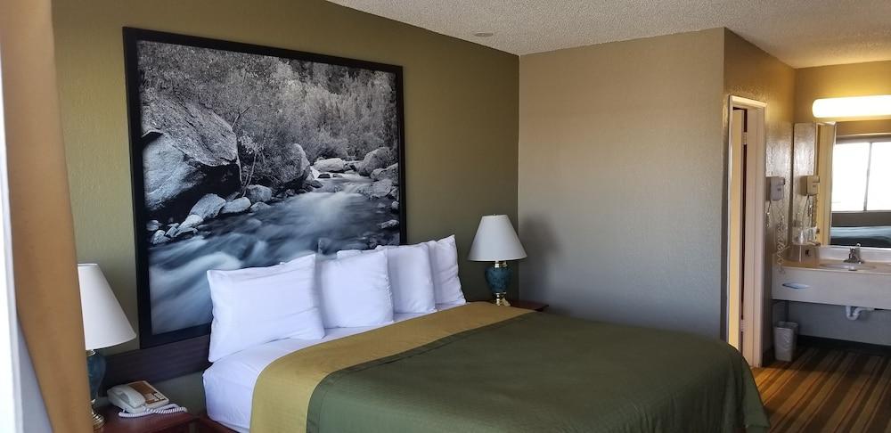 Super 8 by Wyndham Ridgecrest photo 3