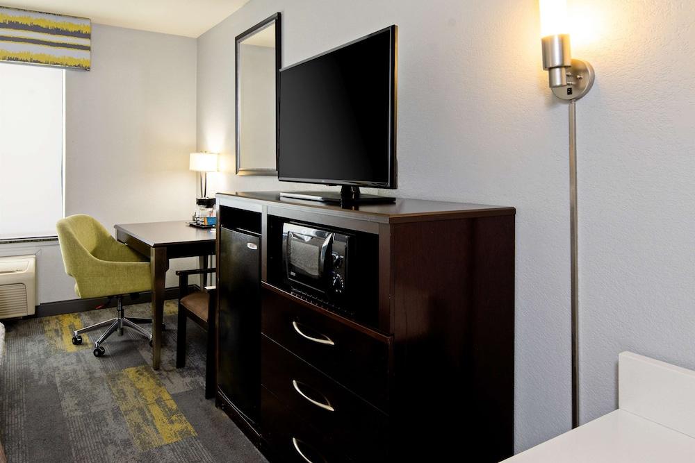 Hampton Inn & Suites Bakersfield/Hwy 58, CA photo 11