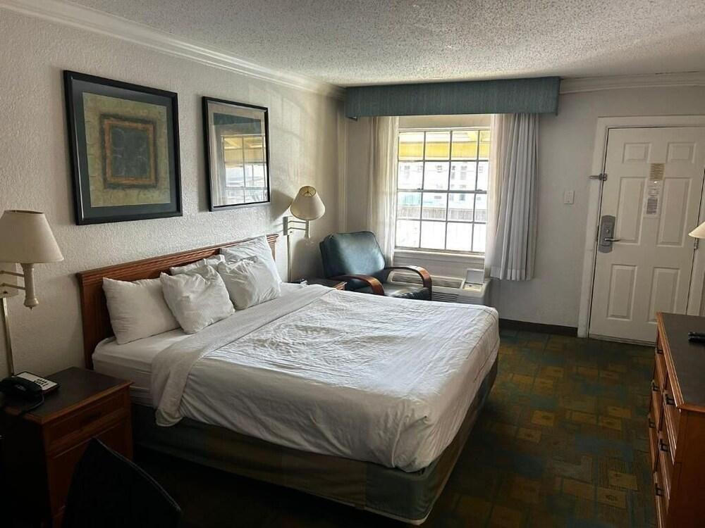 Causeway Inn - Metairie photo 13